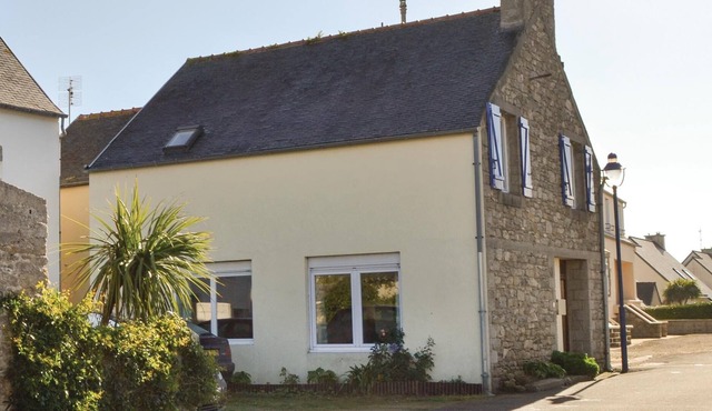 This spacious cottage awaits you in the heart of the attractive and traditional village of Santec, i