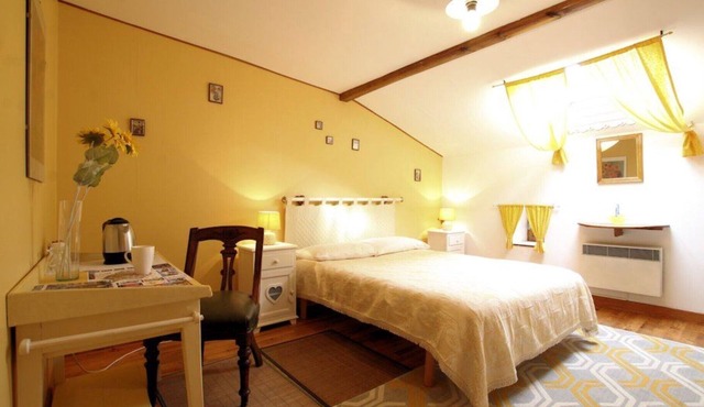 “Tournesols” Guest Room with Shared Terrace, Garden, and Wi-Fi