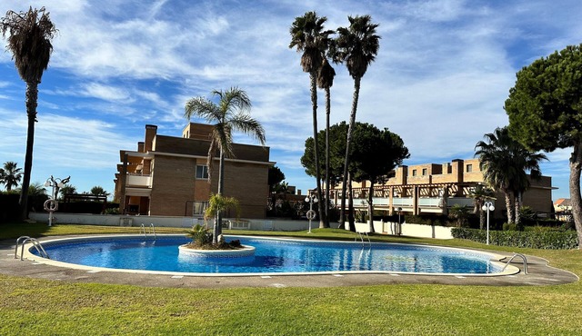 Townhouse with pool 500 meters from the beach. Ideal for families!