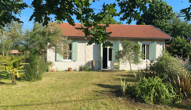 Typical single-storey Médoc house with outbuildings and swimming pool