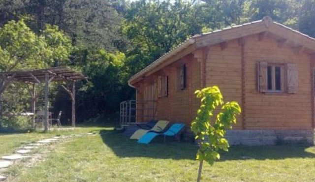 Un chalet en bois dans un écrin de verdure