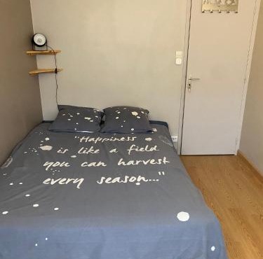 Une chambre calme dans mon appartement avec vue