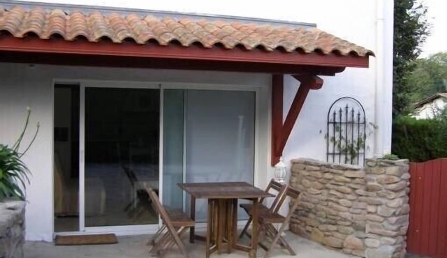 Urrugne, T2 apartment in quiet area, for 2 adults