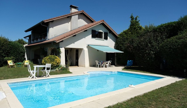 Villa 7 pers- Swimming pool- 6 mn from the beach- enclosed garden with trees-2 terraces- quiet area