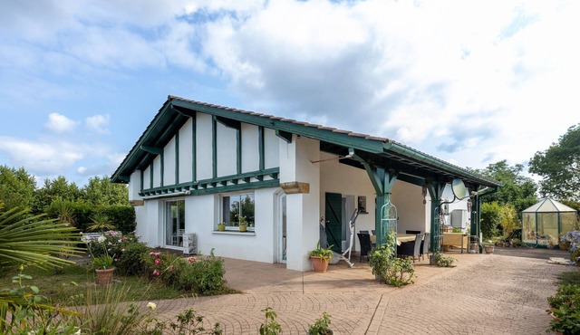 Villa 'Beautiful Basque House in Bardos' with Air Conditioning, Garden & Wi-Fi