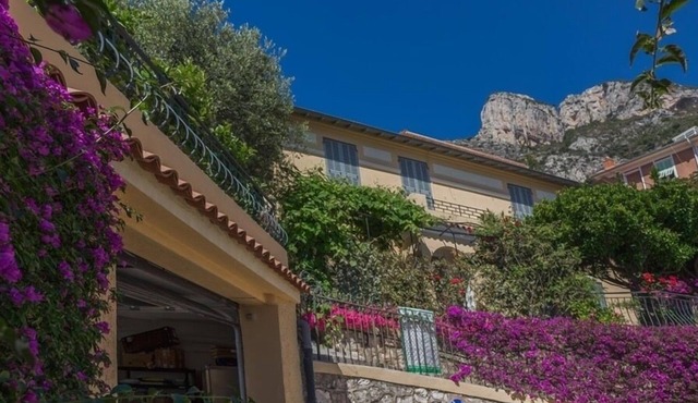 Villa built in the 1920's, recently restored and close to Monaco and beach