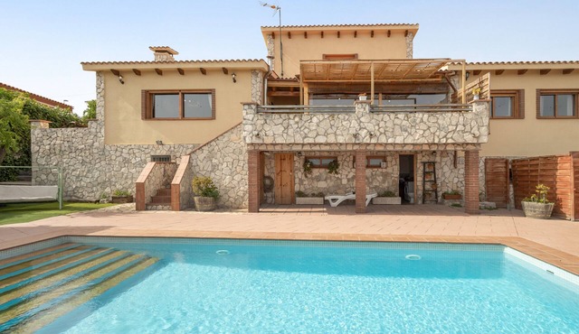 Villa 'Casa Les Vinyes' with Mountain Views, Pool, Wi-Fi and Air Conditioning