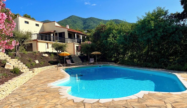 Villa with large private pool, wonderful views, 15 minutes drive to the beach