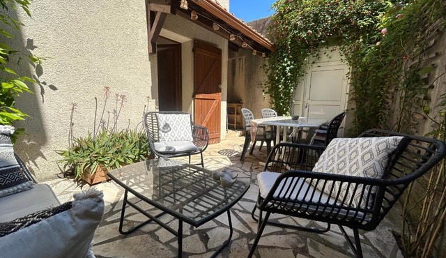 Villa Isabelle- Large bright house with courtyard!