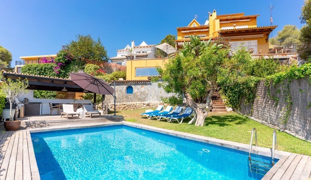 Villa Miramar - Three Bedroom Villa, Sleeps 8