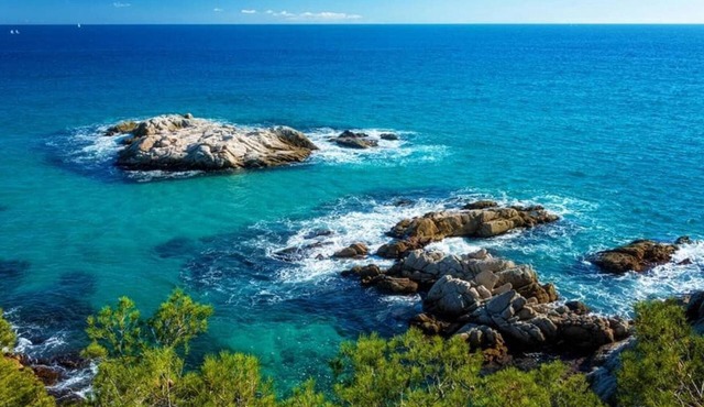 Villa Sils: Tranquil Costa Brava Retreat with private suite!