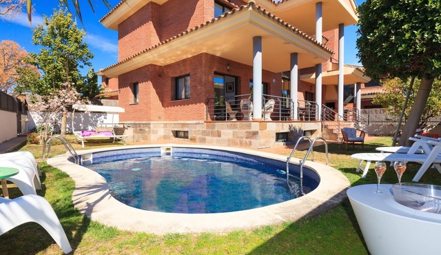 Villa Wine Experience Salou Center with Private pool, Bbq, Spa, Cellar and Games