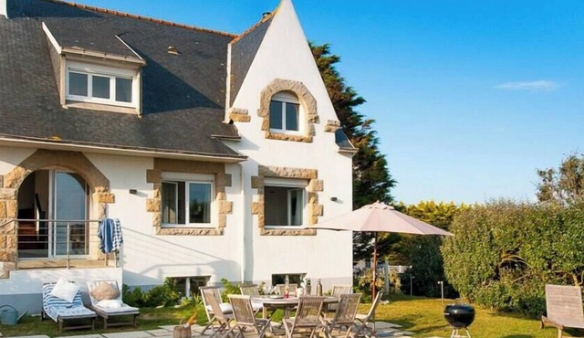 Villa with spa and scenic sea view in Brittany