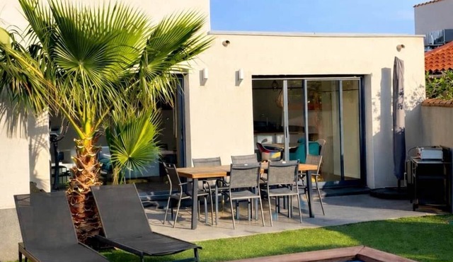 Villa with Private Pool, Air Conditioning, Wi-Fi, Parking, Golf Course, and Lake