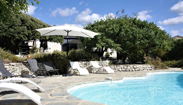 Villa with pool and views of Mont Ventoux