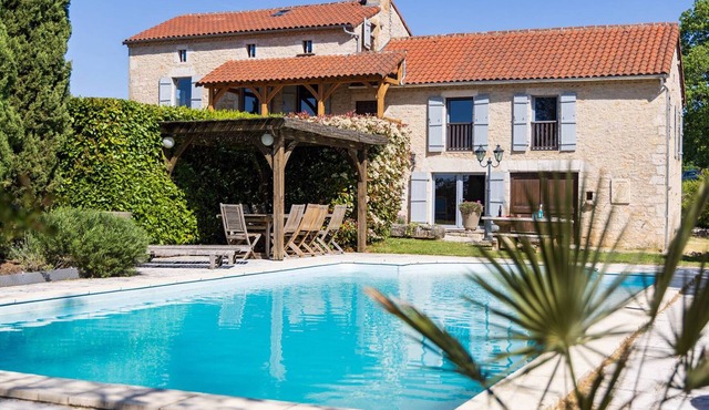 Villa with pool and parking - 12 guests