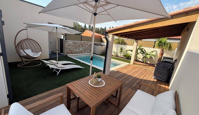 Villa with swimming pool and pétanque court between sea and mountains