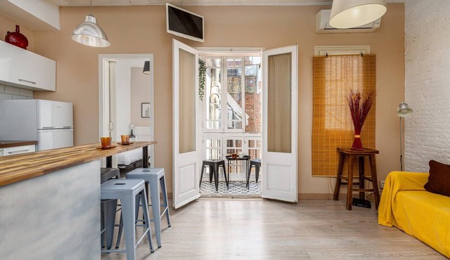 Wake in a luminous, chic and ideally located flat, surrounded by the magic of Barcelona