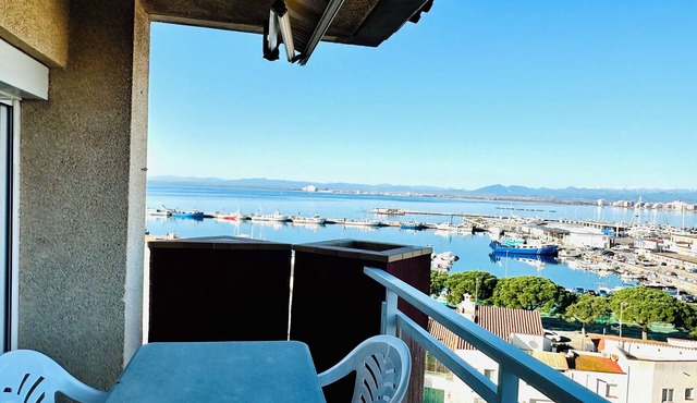 Well it located in front of the fishing port of Roses, very sunny and with fantastic views