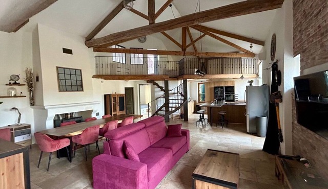 West Wing Loft-style flat with private balcony
