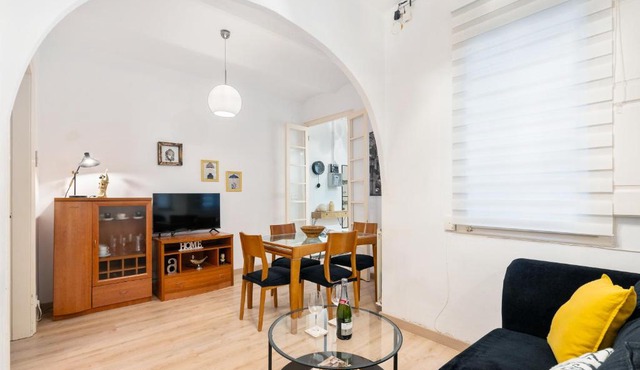 Whisper-Quiet 2BR Near Sagrada