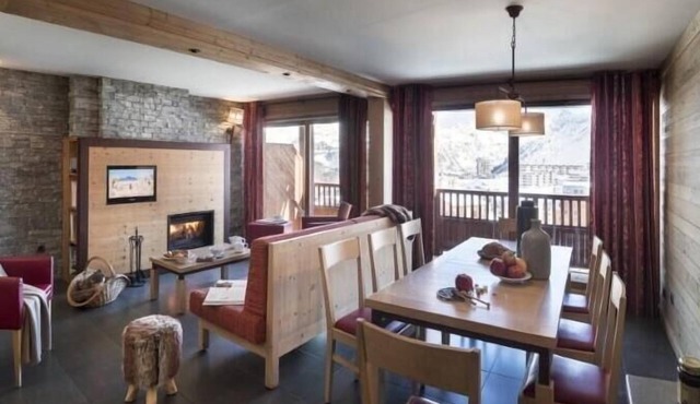 Wifi, 200m from resort center, balcony, fireplace or stove, tv, ski locker, 100m², Tignes