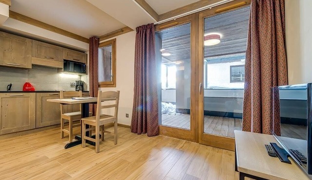 Wifi, 50m from resort center, view building, fitness, swimming pool, sauna, hammam, tv, ski locker