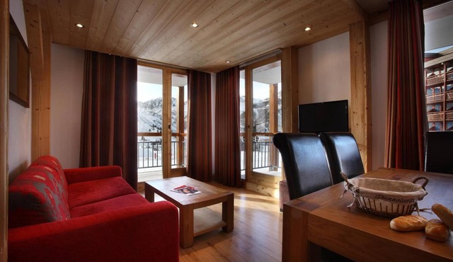 Wifi, 50m from resort center, fitness, swimming pool, sauna, hammam, balcony, tv, ski locker, 45m²