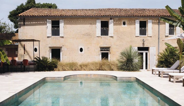 Wine country farmhouse with pool in Médoc
