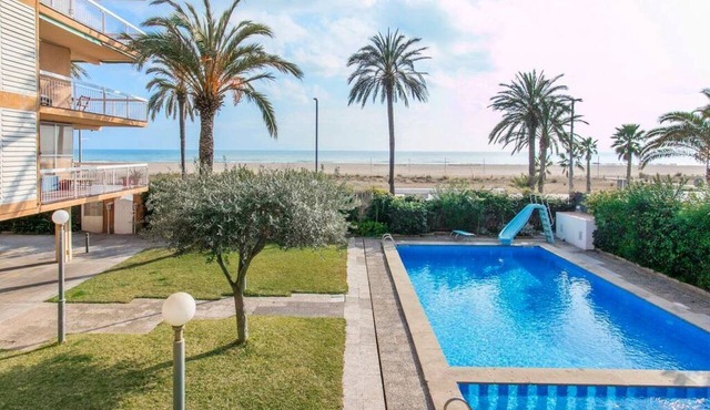 Wonderful beachfront apartment/beach view balcony