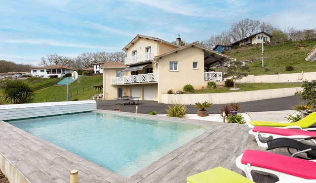 Wonderful private villa for 8 people with A/C, WIFI, pool, TV and terrace