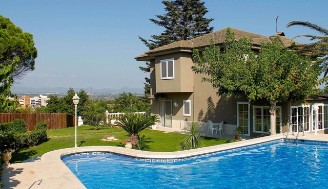 Wonderful private villa for 13 people with A/C, private pool, WIFI, TV and patio