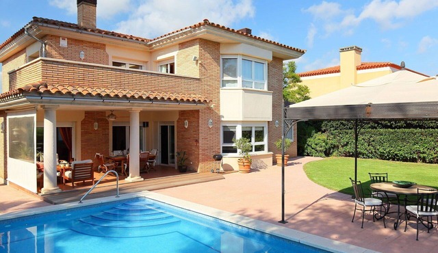 Wonderful private villa for 8 people with WIFI, A/C, private pool, TV and patio