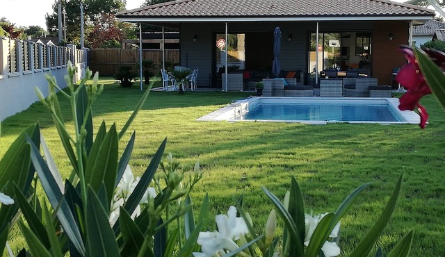 Wooden house with swimming pool, beautiful enclosed garden, in the sought-after village of La Hume