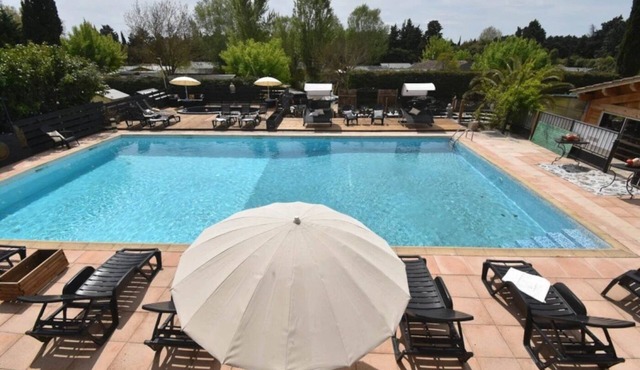 ZEcamping 4 étoiles piscine jacuzzi chalet TV LV clim 24m2 2 pers