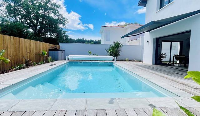 Zen villa with pool on the edge of the forest near the beach