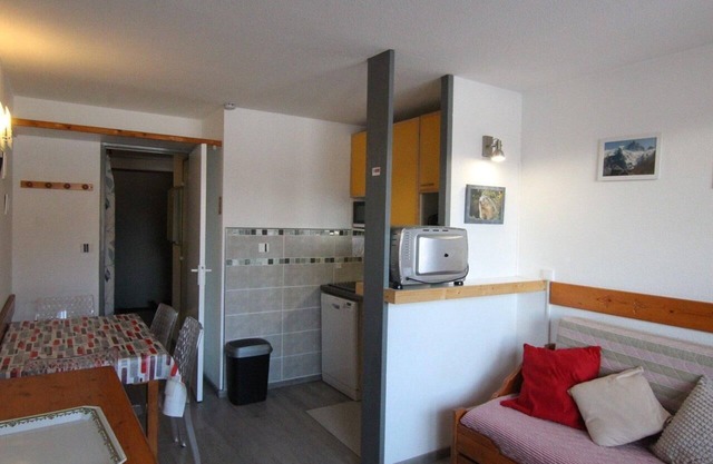210m from shops, Ground floor, balcony, tv, ski locker, 25m², Alpe d'Huez