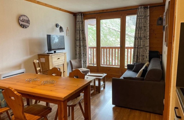 2nd floor, balcony, tv, ski locker, 45m², Valloire