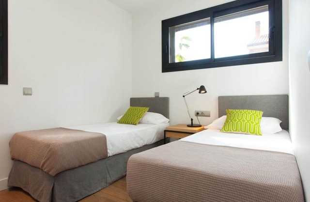 Bright apartment with private terrace in the upper part of Gràcia for 4