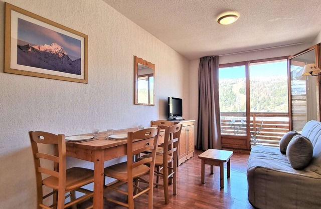 Cozy 2-Room Apartment with Terrace, Pool Access, and Ski Storage - Sleeps 4, Near Le Jas Lift