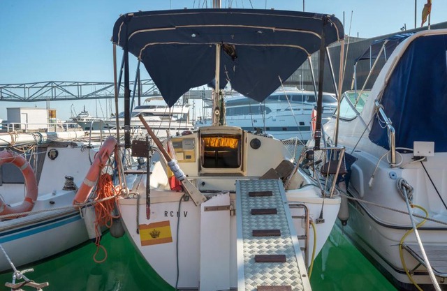 Pequeño velero en Port Forum ideal para Backpackers