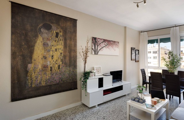 The 100sqm, 4 bedrooms, 3 baths apartment are in central Barcelona. 8 persons