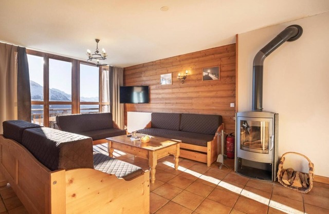 Wifi, 150m from shops, swimming pool, sauna, hammam, balcony, fireplace or stove, tv, ski locker