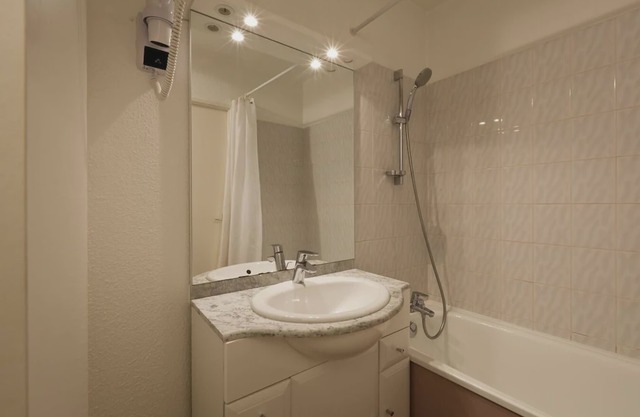 Wifi, 50m from resort center, 4th floor, balcony, parking, tv, ski locker, 26m², Brides Les Bains