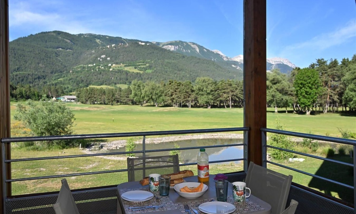 Barcelonnette Apartment | 300m from shops, 1st floor, terrace, parking, tv, ski locker, 52m², Pra Loup