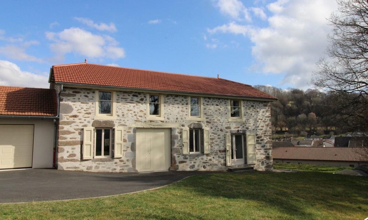 Jussac Cottage | Charming Cottage Near Volcano Park with WiFi and Garden