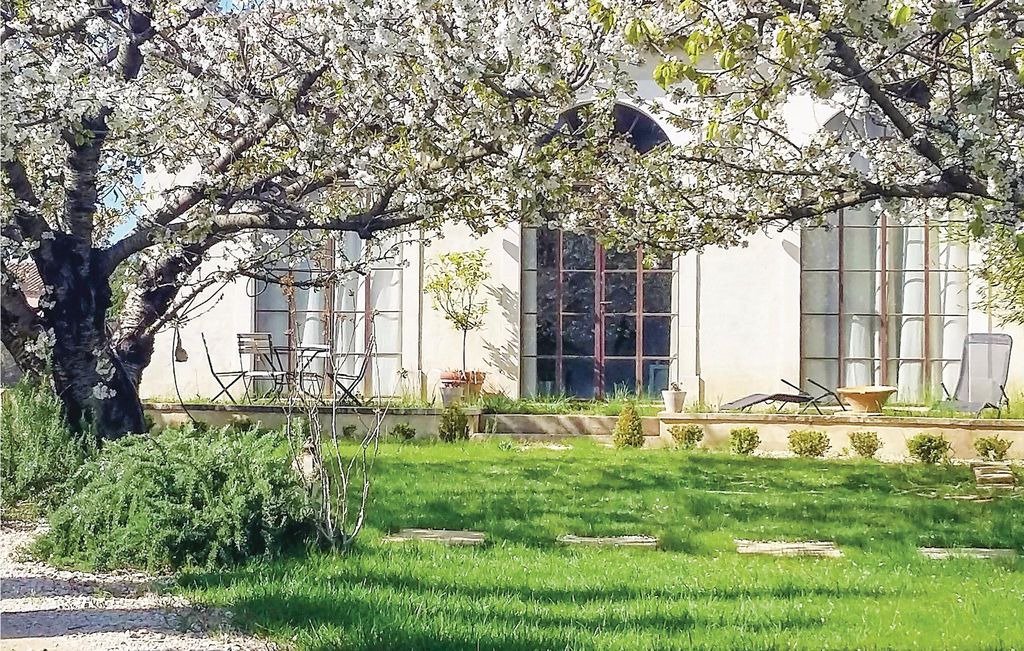 Photo of Buildings in Vallabregues