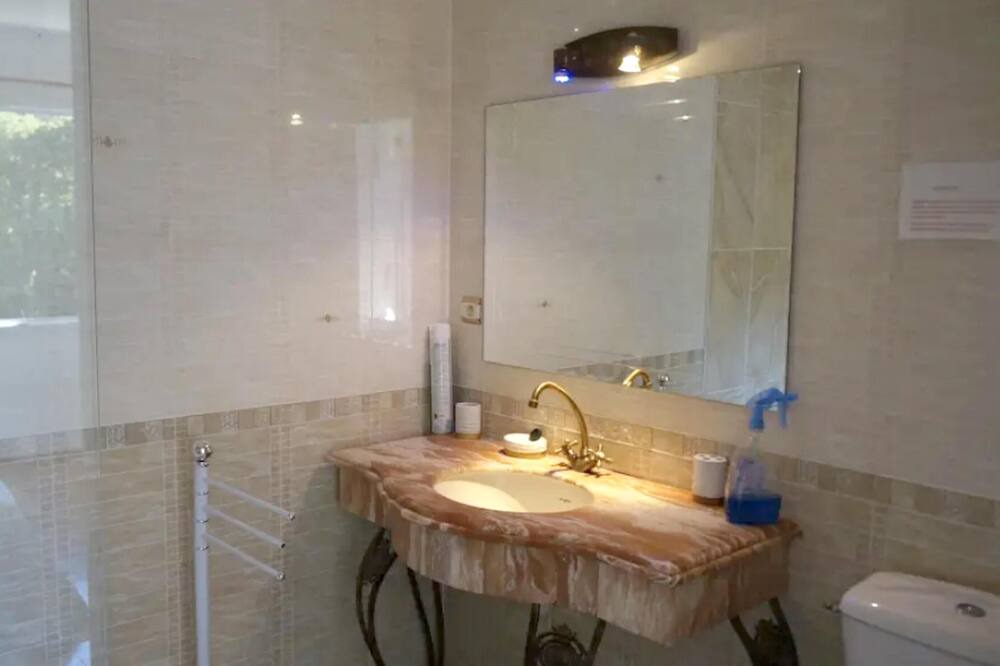 Photo of Bathroom in Laroque-des-Alberes