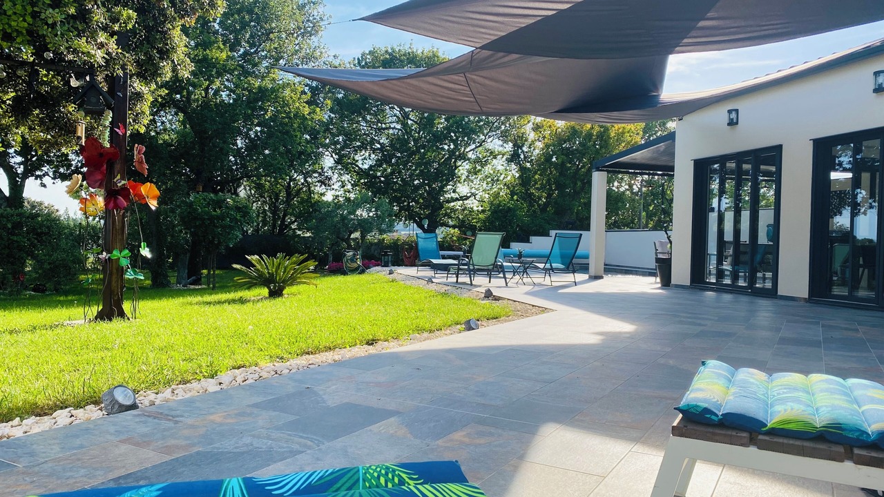 Photo of Outdoor in Sainte-Cecile-les-Vignes
