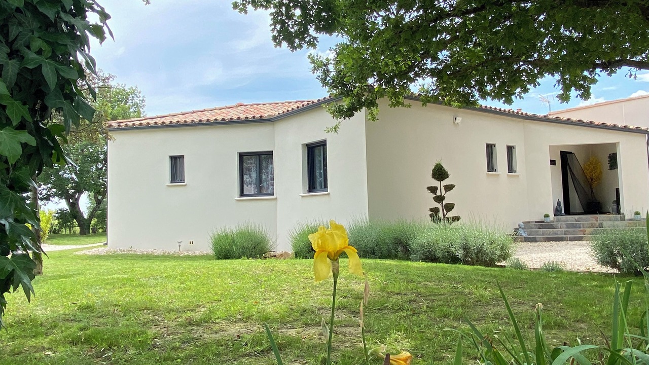 Photo of Outdoor in Sainte-Cecile-les-Vignes